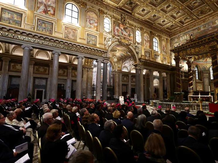 Il Papa invoca la Madonna: «Intercedi per il nostro mondo in pericolo»