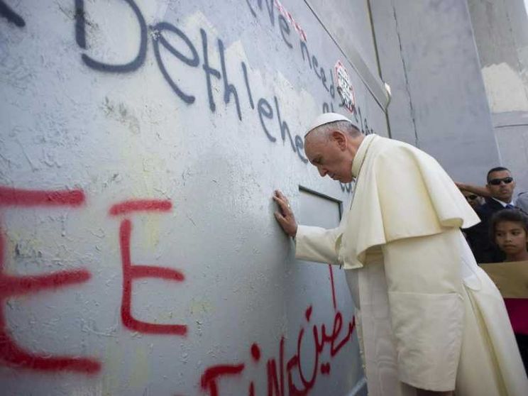 «Sono con voi sotto le bombe»: ecco le parole del Papa