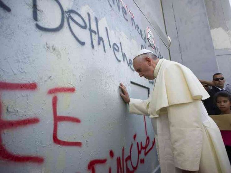 «Sono con voi sotto le bombe»: ecco le parole del Papa