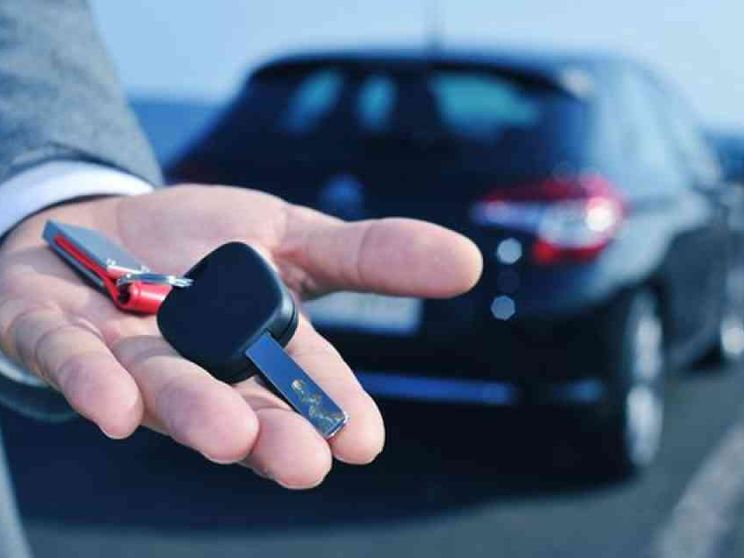 Cara auto, anzi carissima: oggi costa anche il 70% in più di 10 anni fa