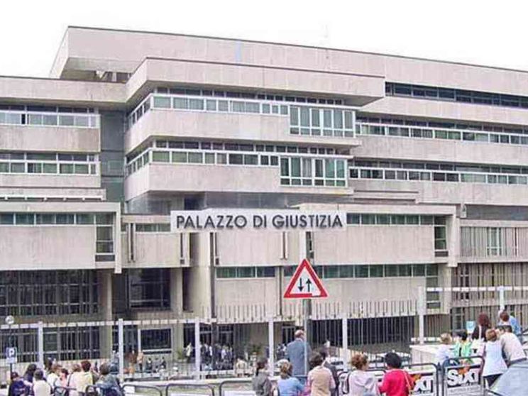 La statua della Madonna si “inchina” al boss. È polemica in Basilicata