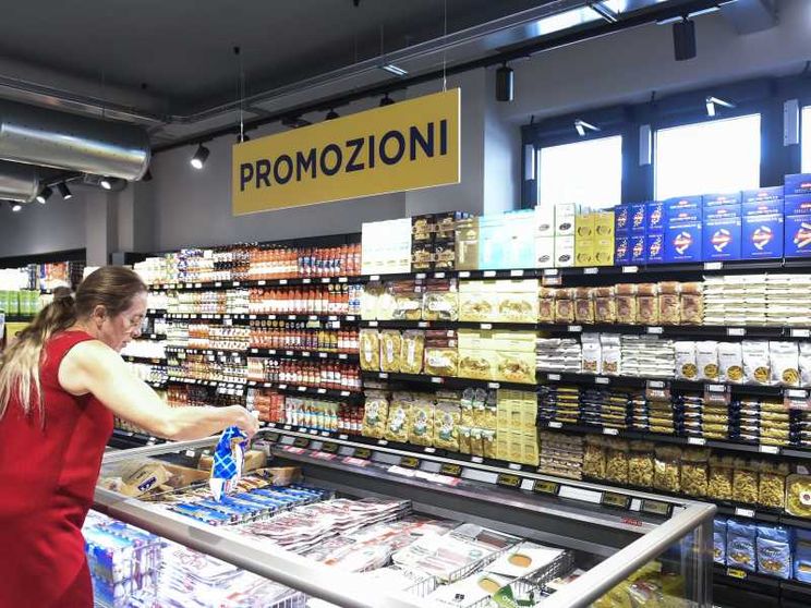 Sempre più famiglie tagliano sul cibo: quasi un terzo riduce quantità e qualità