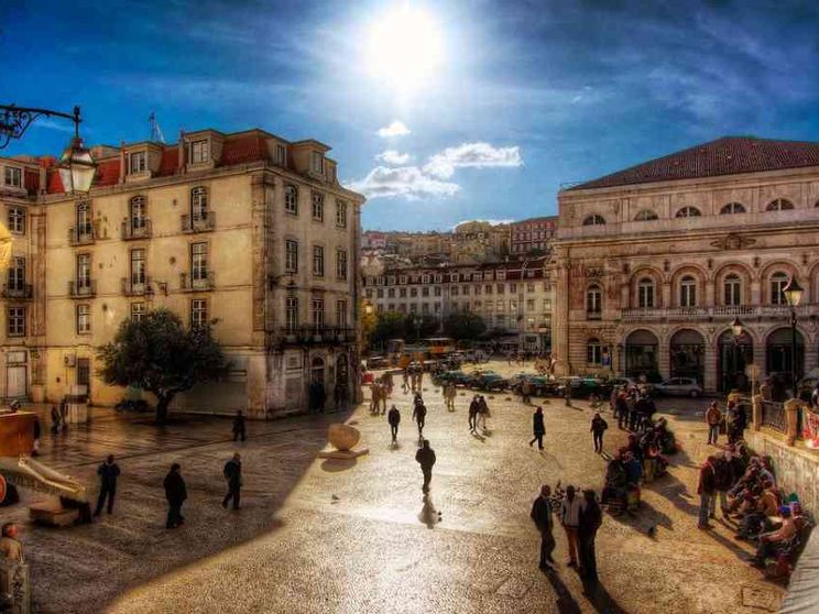 Dieci anni (quasi) senza tasse: Lisbona prova a trattenere i giovani in fuga