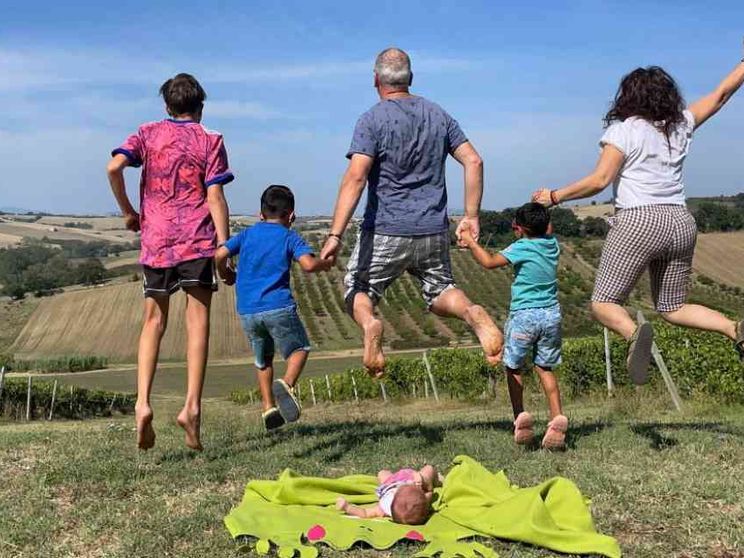 «Noi, felici di essere genitori-ponte». Quando l'affido cambia la vita