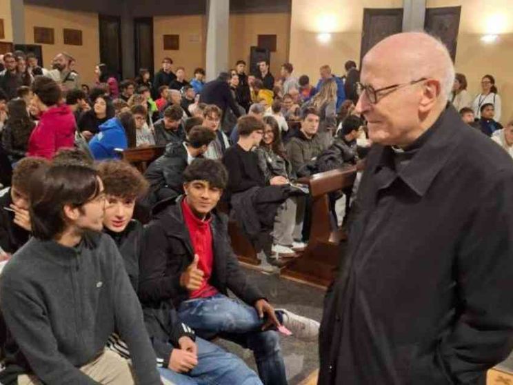 Il vescovo: giovani, cercate autentiche "connessioni" con gli altri