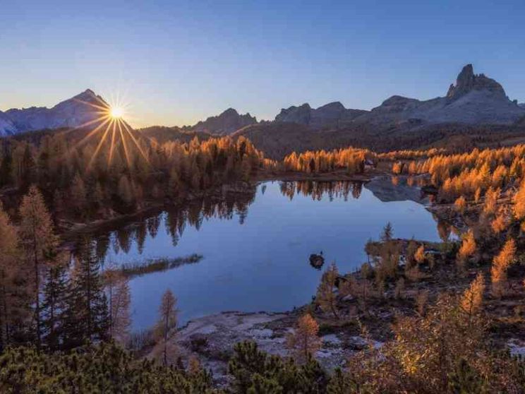 Il lago Federa e il fascino discreto delle Dolomiti d'autunno
