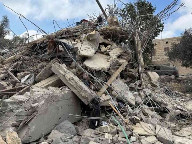 Mons. Alwan: «I civili sfollati colpiti come i militari: è crimine di guerra»