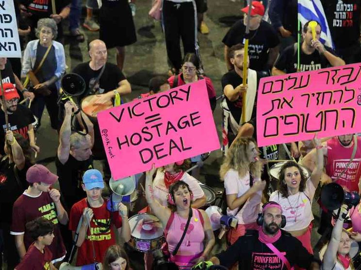 Drone "iraniano" si abbatte su casa di Netanyahu. Folla in piazza per i rapiti