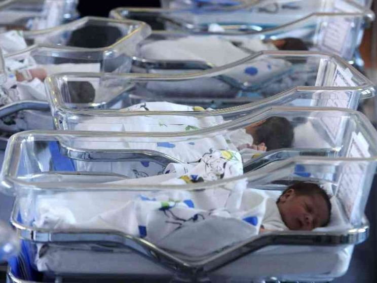 Non s'arresta il crollo delle nascite in Italia: nel 2023 sono state 379.890