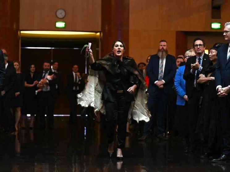 Carlo contestato: «Non sei il nostro re. Ridacci le nostre terre»