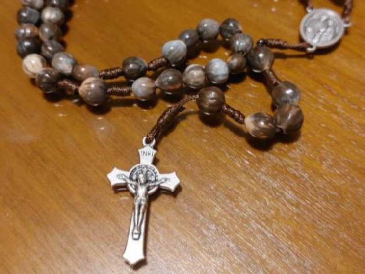 Dalla Sicilia le lacrime di Giobbe, i semi che diventano grani del Rosario