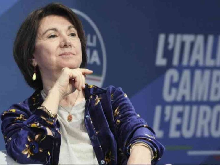 Scontro tra Roccella e i medici sulle «denunce dei casi sospetti»