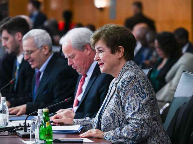 Fmi: «La crescita globale resiste alle incertezze. Ma rischi in aumento»