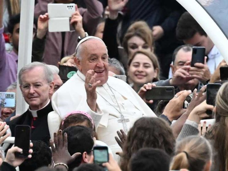 Il Papa: basta guadagni con la morte. Preghiamo per la pace