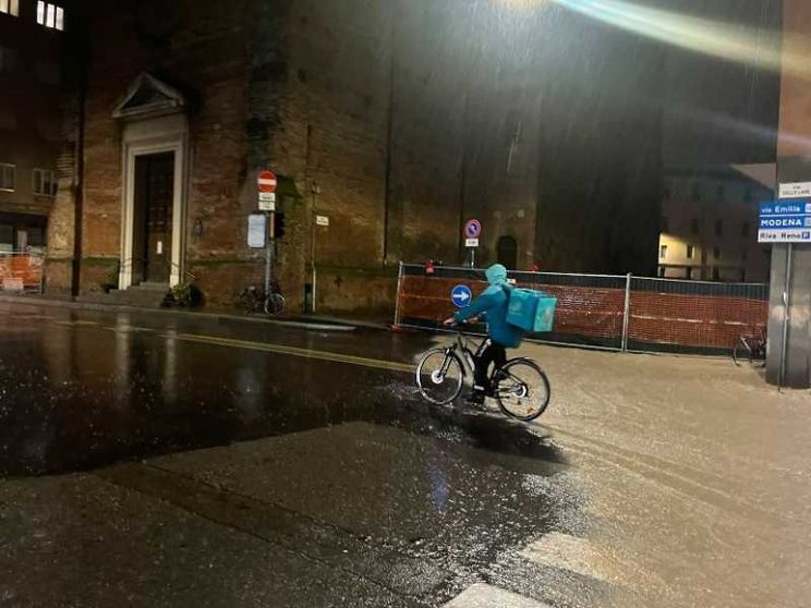 Oltre la foto: ma perché i rider lavorano anche durante un'alluvione?