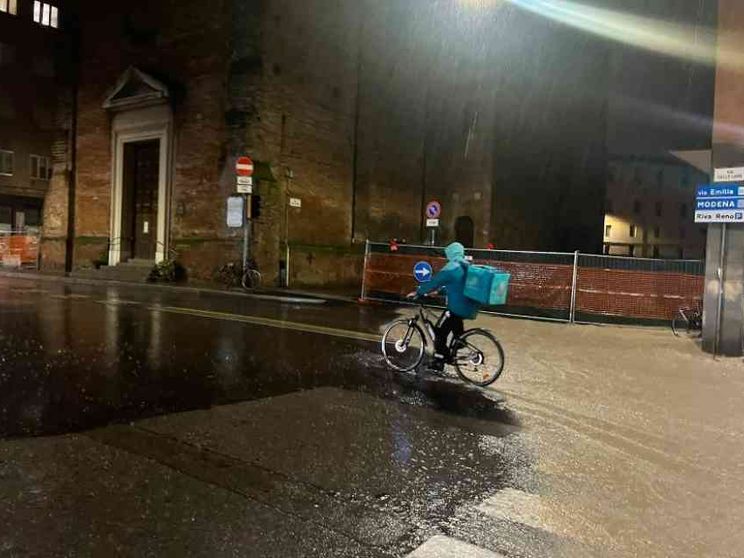 Oltre la foto: ma perché i rider lavorano anche durante un'alluvione?