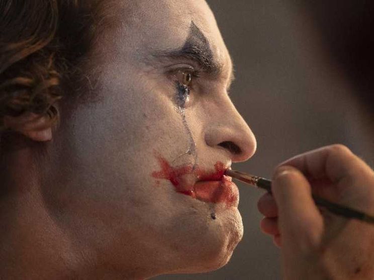 Con uno sguardo di donna a Joker cade la maschera