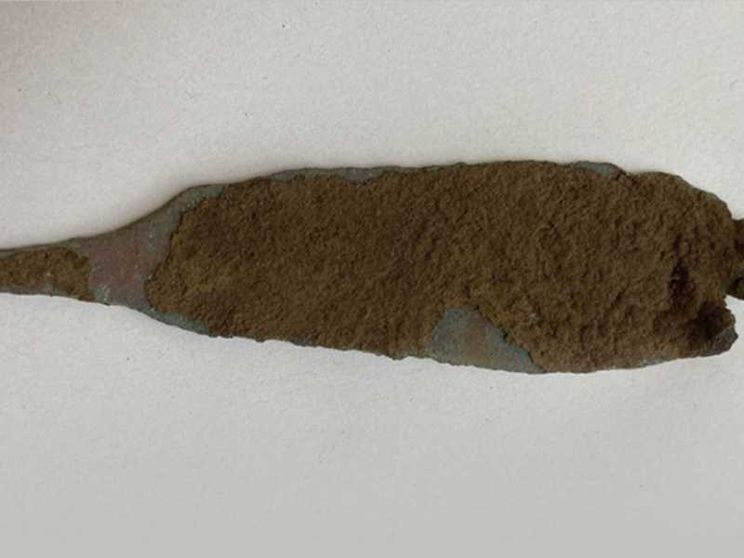 Ritrovato un pugnale di 4.000 anni fa in una grotta sul Carso triestino