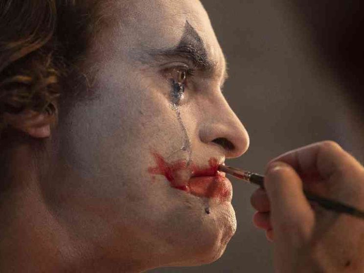 Con uno sguardo di donna a Joker cade la maschera