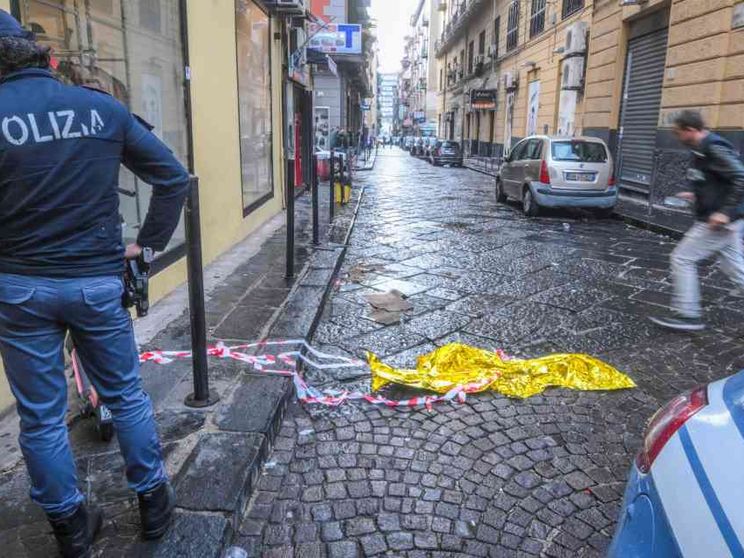 Uno studente di 15 anni è stato ucciso in una sparatoria a Napoli