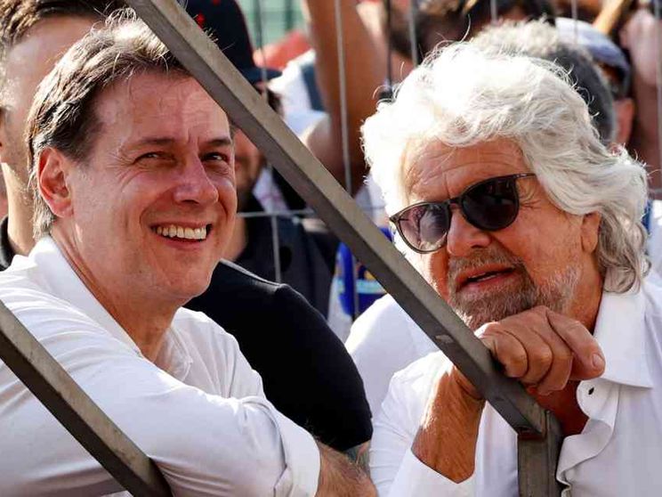 Conte licenzia Beppe Grillo. Per il Movimento 5 Stelle è la fine di un'era