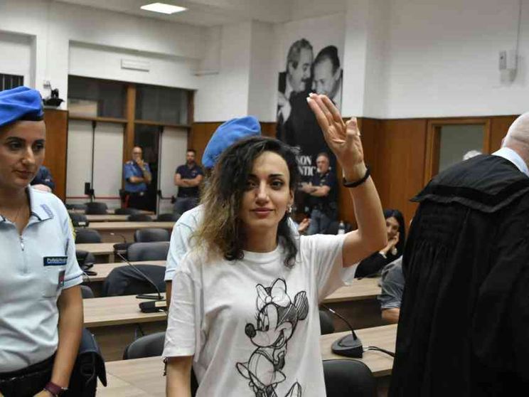 L'attivista curda iraniana scarcerata a Crotone. «Ho perso un anno di vita»