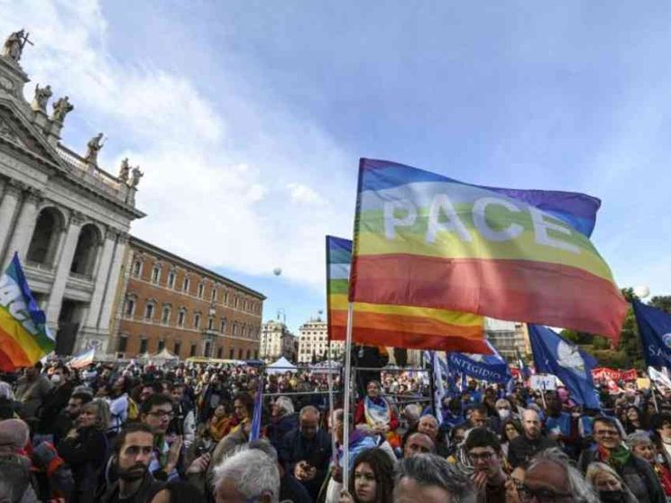 Da Palermo a Torino contro ogni guerra: «Il tempo della pace è ora»