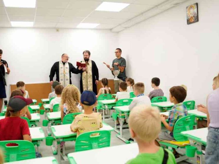 «Io vescovo e la scuola interrata sotto la chiesa che dà speranza ai bambini»
