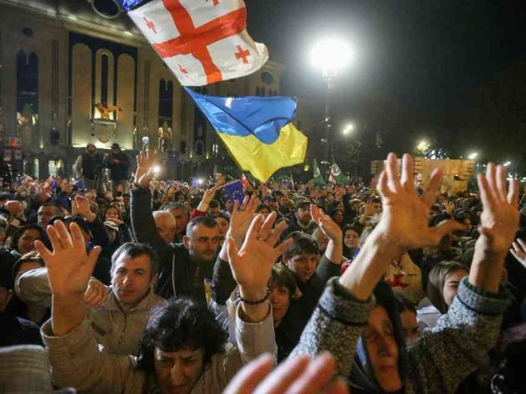 Le elezioni contestate, le proteste di piazza, Orban: cosa succede in Georgia