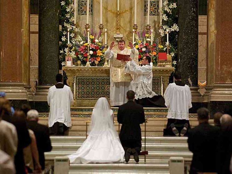 "Il matrimonio è sacramento. Non solo contratto, non solo etica"
