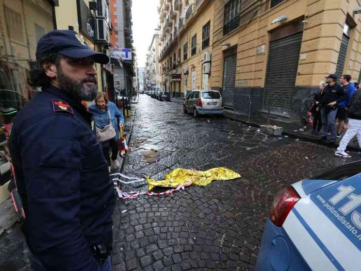 La morte di Emanuele e le pistole nelle mani dei bambini (messe dagli adulti)