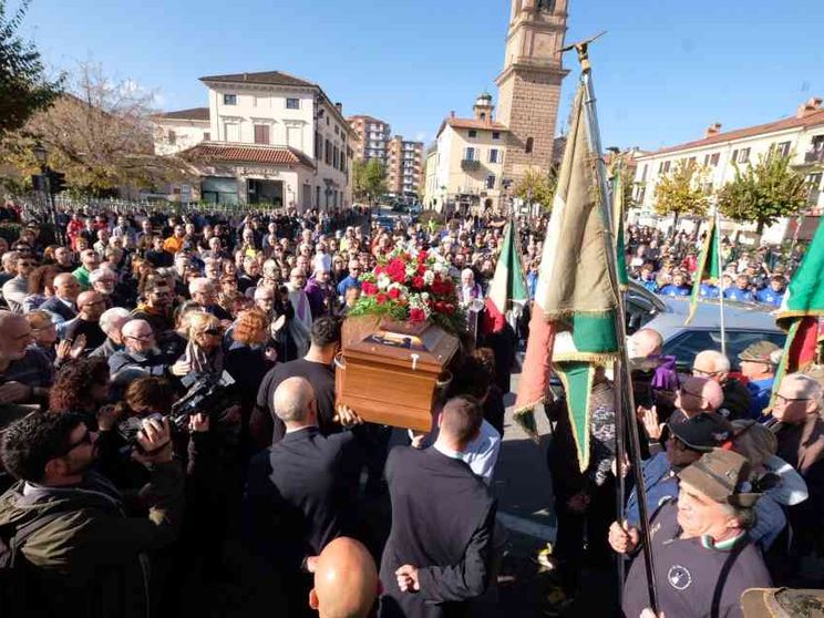 Lacrime e abbracci per Matilde Lorenzi. La sorella: «Buona discesa libera»