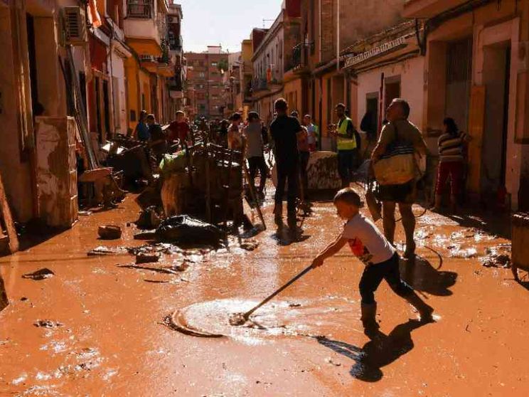 Valencia scava nel fango e piange oltre 200 vittime: «Non abbiamo più nulla»