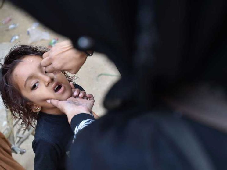Bomba contro i vaccinatori anti polio, morti anche cinque bambini