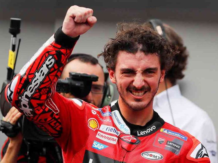 Pecco Bagnaia frena davanti ai morti di Valencia e la MotoGp lo segue