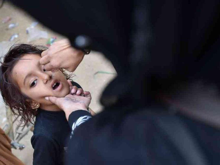 Bomba contro i vaccinatori anti polio, morti anche cinque bambini