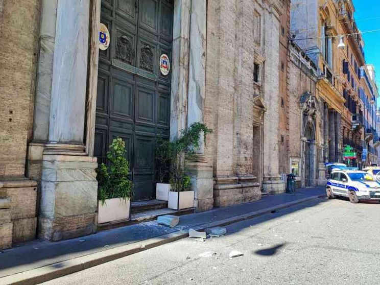 Crolla cornicione da San Giacomo, tragedia sfiorata a Roma