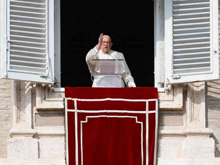 Il Papa all'Angelus: «La guerra è ignobile, è il trionfo della menzogna»