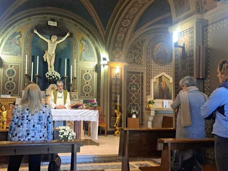 «Io, prete tra le tombe di Manzoni e Giussani. Il cimitero? Parla ai vivi»