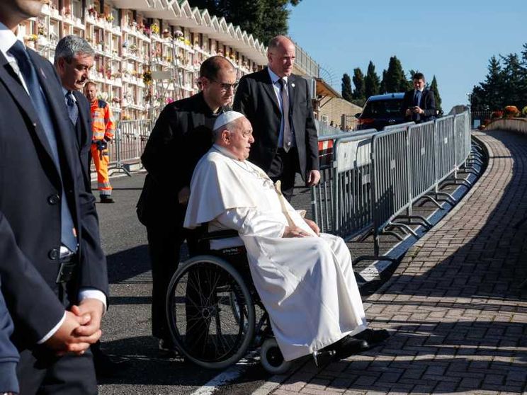 Il Papa al Cimitero Laurentino prega sulle tombe dei bambini non nati