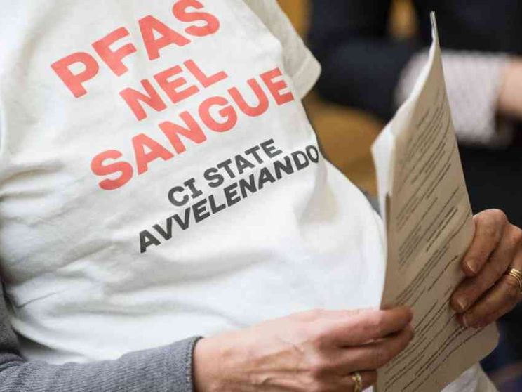 Dai giubbotti ai cartoni della pizza, anche l'Europa ora limita i Pfas