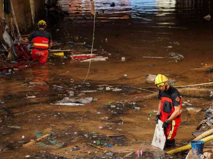 In 2mila non rispondono all'appello. «Un cimitero nel parcheggio allagato»
