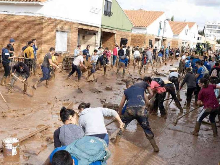 Valencia in ansia per i 1.900 dispersi. E il governatore caccia i volontari
