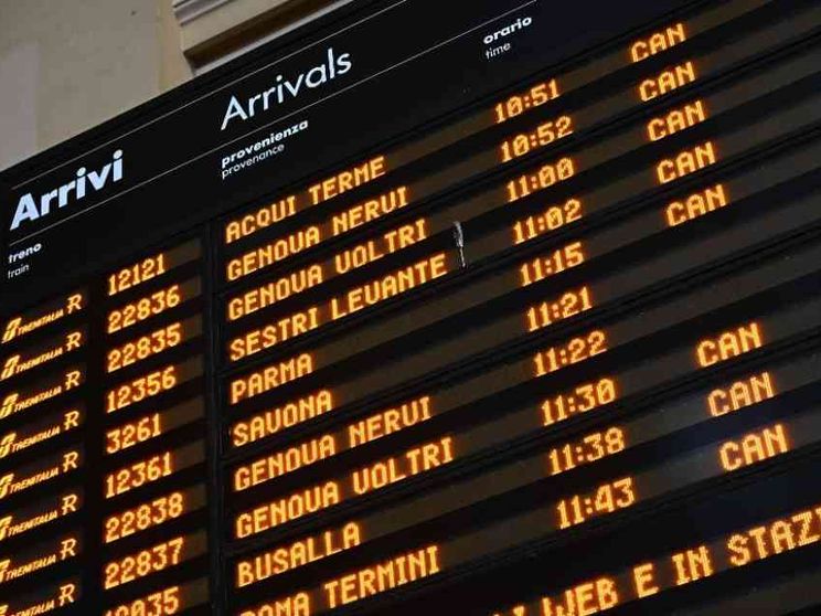 Il biglietto, il capotreno accoltellato, lo sciopero: cosa è successo a Genova