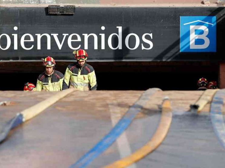 Rabbia e fango contro re e politici, nessun morto nel parcheggio-trappola