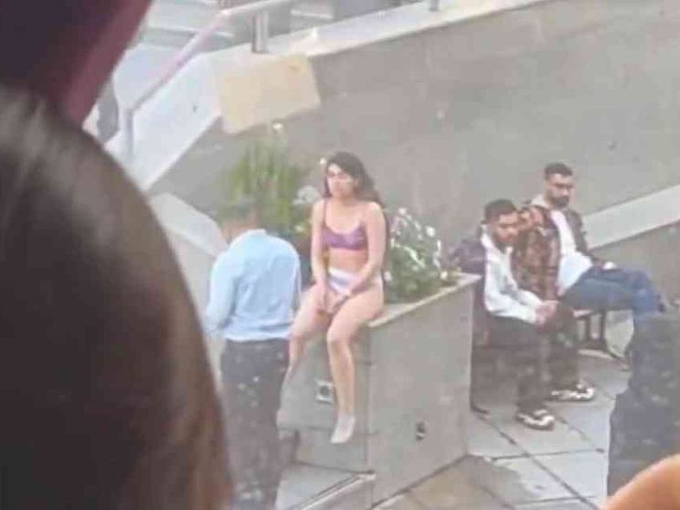 Senza abiti per protesta a Teheran: dov'è finita la studentessa-coraggio?