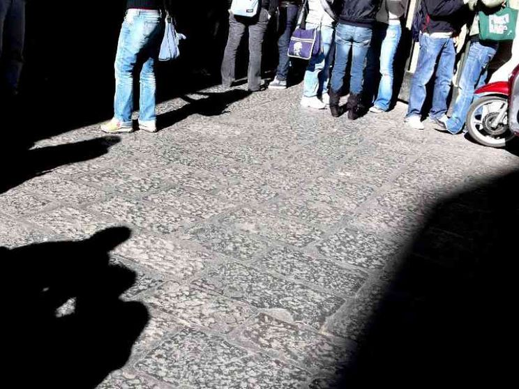 Violenze senza fine: una 12enne accoltella il compagno di classe a Roma