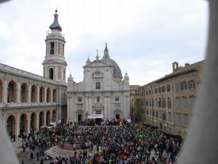 I migranti stranieri pellegrini alla Santa Casa: camminiamo insieme verso Dio