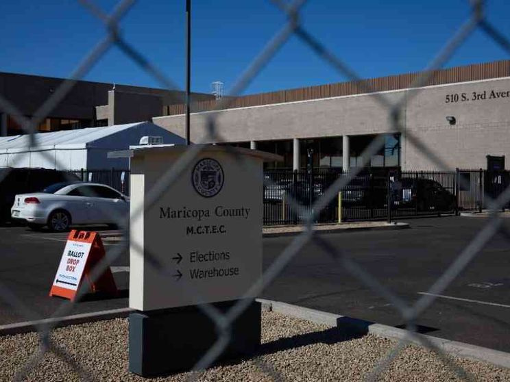 Stephen, il funzionario elettorale al seggio col giubbotto antiproiettile