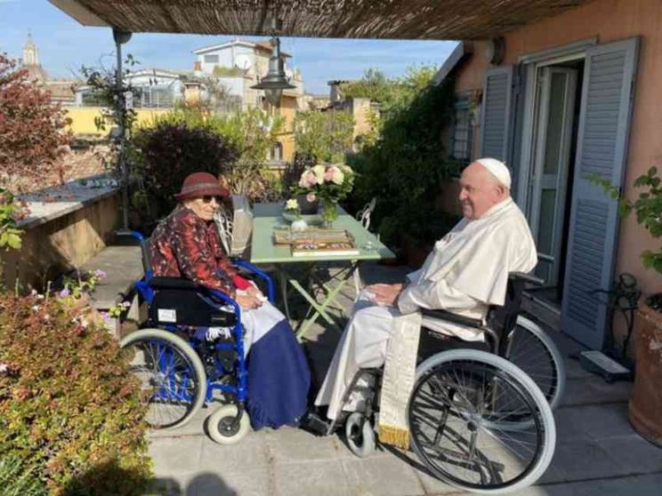 Il Papa è andato a trovare Emma Bonino: «Sorpresa enorme»